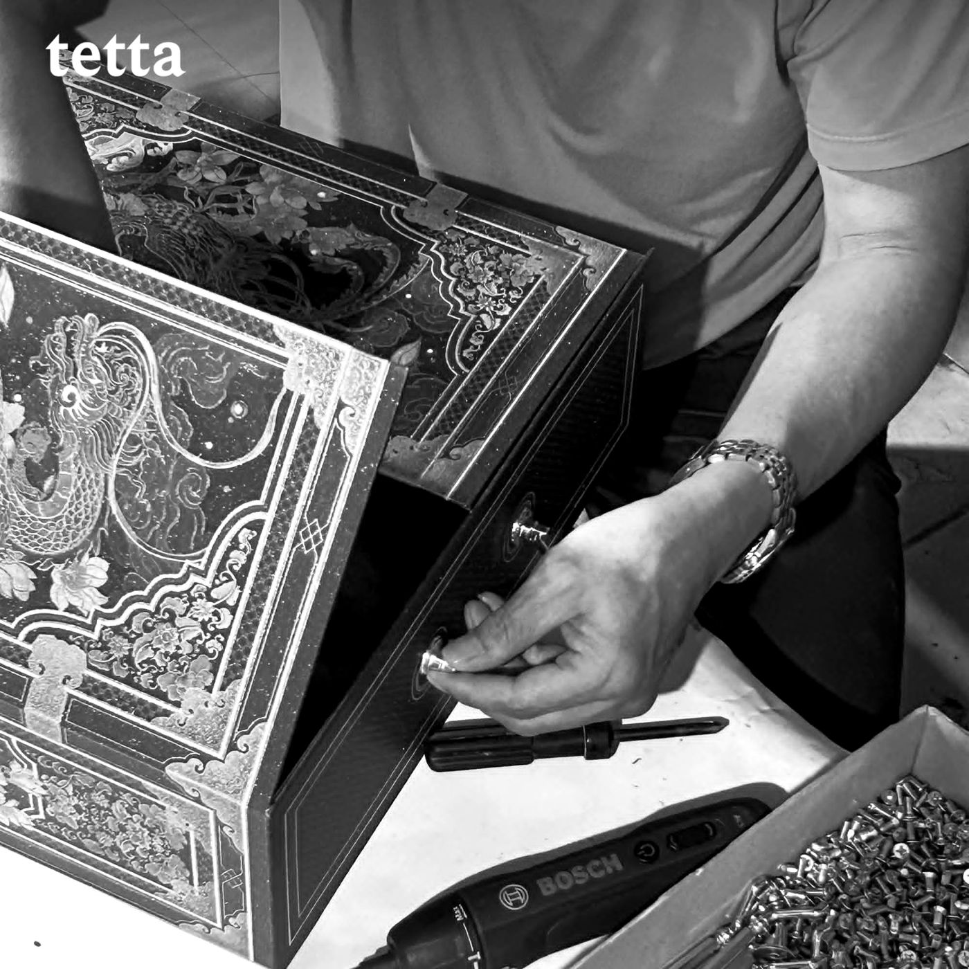 Người thợ lắp tay nắm kim loại cho hộp quà Tết Gia Phong, ảnh đen trắng