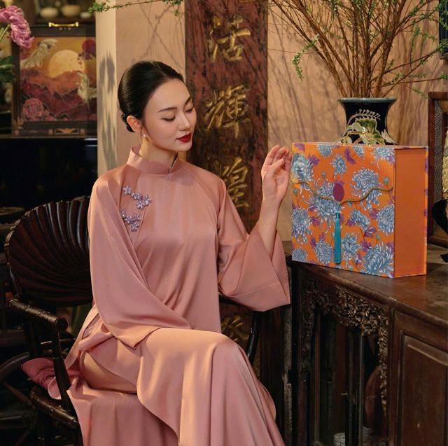 Hộp quà Tết Hoàng Lam 29 thuộc bộ sưu tập Gấm Vóc Lụa Là của Tetta, ảnh 2
