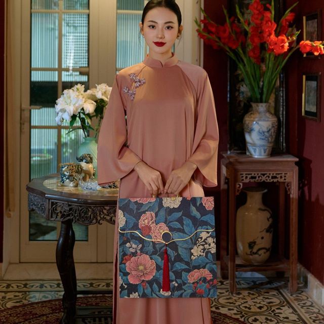 Hộp quà Tết Ngọc Diệp 36 thuộc bộ sưu tập Gấm Vóc Lụa Là của Tetta, ảnh 3